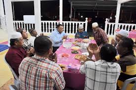 Tunku alif hussein passed away at 11.55am at hospital canselor tuanku muhriz in kuala lumpur, according to an official statement issued by negri. Eddin Syazlee On Twitter Alhamdulillah Malam Tadi Bersantai Bersama Kariah Masjid Sambil Makan Bubur Asyura Di Masjid Tunku Alif Hussein Saifuddin Al Amin Tengkek Https T Co 58qeitcbyd