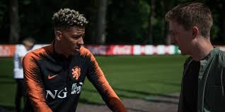 Van aanholt speelt in plaats van wijndal als linksback. Veelscorende Van Aanholt Blij Bij Oranje Klik Is Uitstekend
