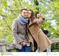 Девушка целует парня фото