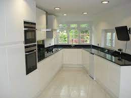 cuisine blanche avec plan de travail noir 73 idees de relooking archzine fr cuisine moderne cuisine contemporaine cuisine moderne blanche