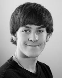 Head shots, Cast, Performance