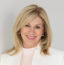 Beth Lindstrom's Instagram, Twitter & Facebook