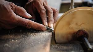Yoyo tradisional cina terbuat dari kayu dengan bentuk dua cakra berukuran sama yang dihubungkan dengan batang kayu dengan lengkungan untuk melilitkan tali. Gasing Permainan Tradisional Yang Masih Bertahan Hingga Sekarang