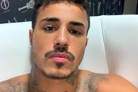 Seu nome verdadeiro é oliver decesary santos e nasceu na zona norte de são paulo, no dia 11 de novembro de 1995. F5 Celebridades Mc Livinho Diz Que Foi Perseguido E Viveu Momento Angustiante E Intenso 19 01 2021