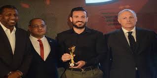 شارك مع المنتخب التونسي في نسخ كأس الأمم الأفريقية 2015 و 2017 وكأس العالم 2018. Ø¹Ù„ÙŠ Ù…Ø¹Ù„ÙˆÙ„ ÙŠØªØ­ØµÙ„ Ø¹Ù„Ù‰ Ø¬Ø§Ø¦Ø²Ø© Ø£ÙØ¶Ù„ Ø¸Ù‡ÙŠØ± Ø£ÙŠØ³Ø± ÙÙŠ Ù…ØµØ±