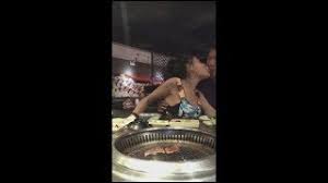 Mới đây, trên một trang mạng xã hội bất ngờ xuất hiện khoảnh khắc ngân 98 và bạn trai là ca sĩ lương bằng quang không ngần ngại có những cử chỉ thân mật đến mức phản cảm. LÆ°Æ¡ng Báº±ng Quang Gay Tranh Cai Khi Vo TÆ° Sam Sá»¡ Vong 1 Cá»§a Ngan 98 Luc Ä'ang Livestream Ha Ná»™i News