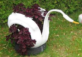 Ein Schwan Aus Autoreifen Upcycling Alter Autoreifen Weiteres Unter Www Recyclingkunst Wordpress Com Mit Bildern Recycling Kunst Ideen Alte Reifen
