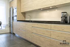 Hemos visto muchos tipos de cocinas, con encimeras de cuarzo, duras, de silestione, claros y oscuros, pero aún no hemos visto una encimera en laminado color. Cocina Tonos Madera Y Encimera Granito Negro Cocinas Suarco Fabrica Y Diseno De Cocinas