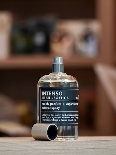 Intenso by Stallion 53 de Emper.🖤 Un perfume que grita poder y masculinidad. Con notas de toronja, bergamota, pimienta rosa, notas dulces y afrutadas de grosellas negras y piña, jengibre, canela, ca