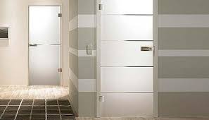 Kaca tempered memiliki daya tahan yang lebih kuat terhadap tekanan dibandingkan kaca biasa. Pintu Kamar Mandi Toko Kaca Bali