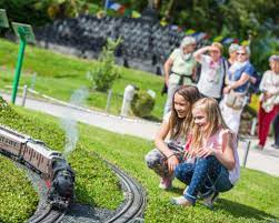 Minimundus ist ein freizeitpark in kärnten, in dem weit über 100 berühmte bauwerke in kleinem maßstab nachgebaut worden sind. Gruppen Sehenswurdigkeiten Karnten Klagenfurt Ausflugsziele Minimundus