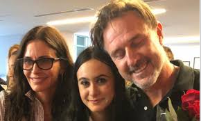 Самые новые твиты от courteney cox (@courteneycox): Courteney Cox 54 Beams As She Poses With Her Ex Husband David Arquette 46 And Their Daughter Daily Mail Online