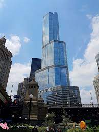 延续上一篇的芝加哥大街篇 现在要来看的是水上的风光 走在芝加哥河旁的走道 到处都可以看到观光船配套的广告 我和朋友们选了其中一家 就是由芝加哥建筑协会主办的观光船 chicago first lady 芝加哥建筑协会是一个非盈利的组织 组织的宗旨是要启发各人对设计