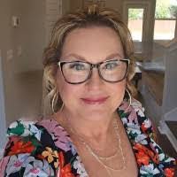 Lisa Pinson's Instagram, Twitter & Facebook