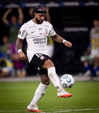 🚨 AGORA! Memphis Depay pede desculpas &agrave; diretoria, mas Corinthians estuda PUNI&Ccedil;&Atilde;O ao holand&ecirc;s ap&oacute;s clipe pol&ecirc;mico. O atacante reconheceu internamente que o momento do lan&ccedil;amento de "Don't Panic" foi inoportuno. O