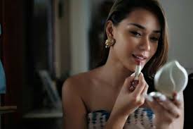 Punya kulit sawo matang dan merasa sulit menemukan warna lipstik yang tepat? 5 Warna Lipstik Yang Bikin Cewek Kulit Sawo Matang Makin Eksotis