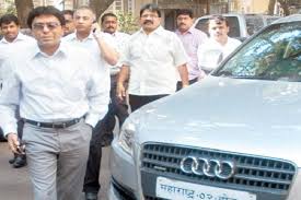 1968) is an indian politician and chairperson of the maharashtra navnirman sena (mns), a regional political party. à¤° à¤œ à¤  à¤•à¤° à¤• à¤• à¤° à¤¦ à¤° à¤˜à¤Ÿà¤¨ à¤— à¤°à¤¸ à¤¤ à¤¬ à¤² à¤¬ à¤² à¤¬à¤š Raj Thackeray S Car Crashed Narrowly Escaped