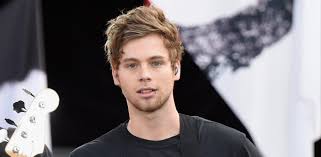 'she looks so perfect' the vamps albums: Luke Hemmings Of 5 Seconds Of Summer Why Does His Girlfriend Arzaylea Keep Apologizing Luke Hemmings 5 Seconds Of Summer Luke