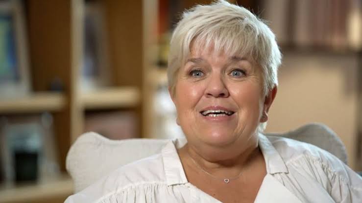 Avant, je ne voulais pas qu'on se retourne sur moi" : Mimie Mathy se livre dans "7 à 8" | TF1 Info