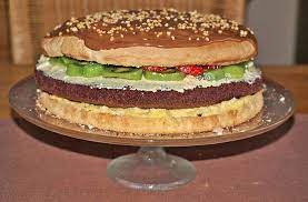 Hamburger, bacon, onions, dill pickles, & a blend of monterey jack, mozzarella, and cheddar cheese. Hamburger Torte Von Nath Chefkoch Rezept Kuchen Und Torten Rezepte Lebensmittel Essen Kochen Und Backen