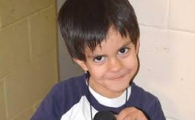 Jason, el niño que no puede comer, espera tu ayuda