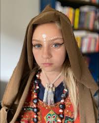 My beautiful daughter Izzy Leigh bought me my first ever 'little book of  witch craft' for Christmas, it's something that's always intrested me, I've  now got some smudge sticks, a few crystals