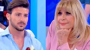 Il matrimonio, celebrato contro la volontà dei suoi, è finito perché lei si sentiva in trappola. Colpo Di Scena A Uomini E Donne Gemma E Uscita Con Nicola Cosa E Successo Con Il 26enne Solonotizie24