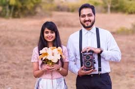 Vintage Themed Pre Wedding Photography Cute Creative Pretty Musical Instruments Gramophon Prewedding Photography Pre Wedding Photoshoot Outfit Pre Wedding