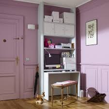 Les Etageres Offrent Des Rangements Ouverts Et Fermes Decoration Maison Deco Bureau Petit Bureau Informatique