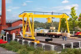 Portalkran — ein portalkran ist ein ortsgebundener, aber beweglicher kran. Auhagen 13344 Portalkran