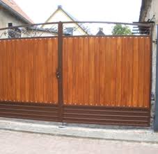 Hoftor holz metall ein traum von zaun mehr. Hoftore Mit Holz Und Kunststofffullung Gt Zaun