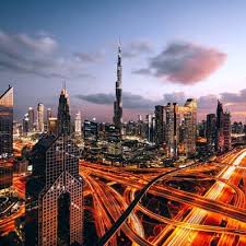 يقع مطار دبي الدولي على بعد 15 كيلومتر شمال شرق مركز المدينة وتستغرق مدة الرحلة من مطار دبي الدولي مدة 15 دقيقة تقريباً بالسيارة إلى مركز المدينة إذا كانت حركة المرور سهلة. Ø§Ù„Ø¯Ø±Ø§Ø³Ø© ÙÙŠ Ø¯Ø¨ÙŠ