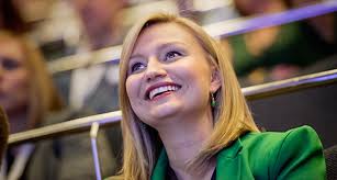 Som ung tvekade ebba att gå med i partiet på grund av dess negativa inställning till homoadoptioner; 8 Sidor Hon Kan Bli Partiets Nya Ledare