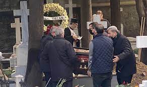 Ayla karaca, 17 mart çarşamba günü izmir'de 87 yaşında hayatını kaybetti. Usta Sanatci Ayla Karaca Son Yolculuguna Ugurlandi