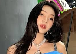 เมื่อวันที่ 23 สิงหาคม สำนักข่าวของเกาหลี sports chosun รายงานว่า crush และ จอย กำลังออกเดทกัน. 9ki I00oys5pcm