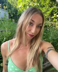 Carly Gee's Instagram, Twitter & Facebook