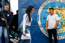 Monique Medeiros, mãe de Henry Borel, se entrega à polícia