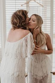 Pos ini dipublikasikan di desain, wallpaper dan tag batik, begron, beground, bunga, cantik, download gratis, downloag gambar cantik, gambar. 50 Emotional Mother Daughter And Son Moments