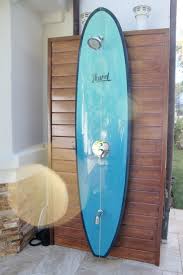 Surfboard Shower 28 Outdoor Shower Ideas With Maximum Summer Vibes Outdoorshowerideas Bathroomoutdo Beach House Decor Modern Beach House Outdoor Shower Beach