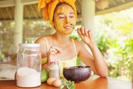 Meski masih satu keluarga dengan kunyit oranye yang lebih mainstream, kunyit putih memiliki kandungan dan manfaat yang berbeda untuk kesehatan. 4 Manfaat Kunyit Untuk Kecantikan Wajah Kawaii Beauty Japan