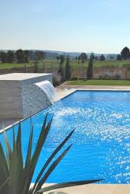 Pool In Travertin Verkleidet Wohnrausch Travertin Natursteine Terrassenplatten Mauersteine Fliesen Sichtschutz W Terrassenplatten Terrasse Natursteine