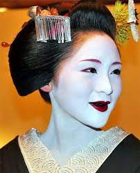 tuesday trivia in medieval japan it was fashionable for women to sport black teeth 厚化粧 舞妓 芸妓