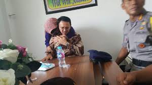 Aku diambil oleh ibu dan ayah angkat ku kerana mereka menginginkan anak lelaki. Raut Sedih Di Wajah Ahok Dan Pelukan Kakak Angkat Usai Sidang