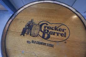 Cracker Barrel's Logo U-Turn: Will the 'Hubbub' Boost Sales? - Imagen principal del artículo