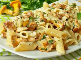 Se aseaza paste in farfurie si deasupra pieptul de pui cu sos. Penne Cu Galbiori Piept De Pui Si Smantana Agendautila