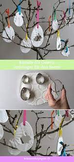 Das osterei, der osterhase, der osterbaum sind die ostersymbole. Den Osterbaum Schmucken Mit Selbstgebastelten Anhangern Aus Ton Osterbaum Basteln Fruhling Ostern Fruhlingsdeko Basteln Blumen