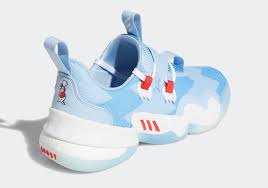Trae young is getting his own signature shoe and apparel series with adidas, launching in 2021 . Tb5aea0gs4vkym