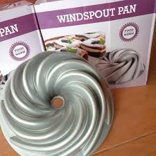 Fungsinya sama, agar kue atau cake tidak susah dikeluarkan dari loyang. Loyang Kue Anti Lengket Windspout Pan Mg018 Loyang Cake Bolu Anti Lengket Loyang Roti Anti Lengket Shopee Indonesia