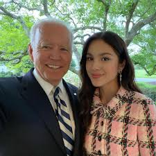She arrived at the white house on july 14, 2021, in washington, d.c., for a meeting with the two, as well as to film videos to urge vaccinations. Qpukjhesrb6ram