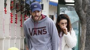 Mila, ekran karşısına ilk kez bir barbie reklamıyla çıktı. Naturlich Schon Hier Lachelt Mila Kunis Einen Paparazzo An Promiflash De